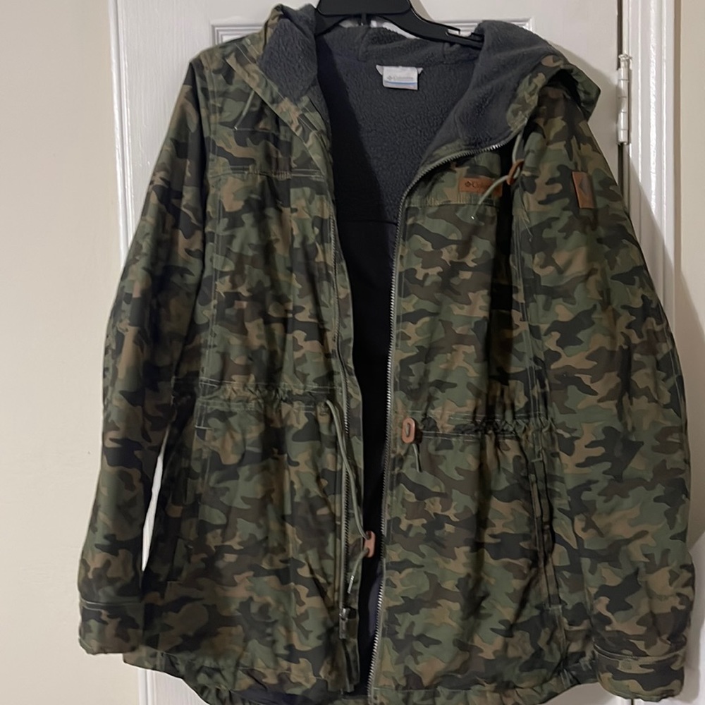 Columbia Coat, Camouflage, thin coat that is hooded XL
